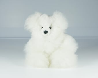 Piccolo orsacchiotto di peluche fatto a mano in pelliccia di alpaca bianca, regalo d'amore