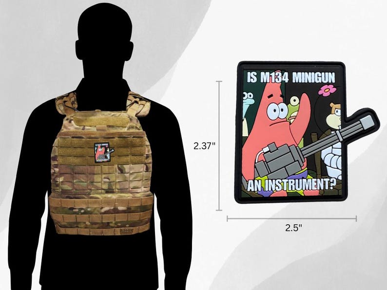 Puede incluir: Un chaleco t&aacute;ctico de camuflaje con un parche y un parche rectangular de 6,35 cm de ancho y 6,02 cm de alto. El parche presenta un personaje de dibujos animados sosteniendo una minigun con el texto "IS M134 MINIGUN AN INSTRUMENT?"