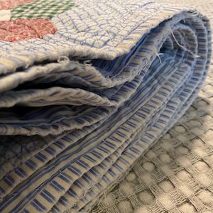 19th Century Hexagon Flower Crib Quilt | c.1870s | Hand Pieced | Blue Calico | 56” x 46” Bild 5