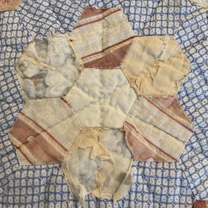 19th Century Hexagon Flower Crib Quilt | c.1870s | Hand Pieced | Blue Calico | 56” x 46” Bild 19