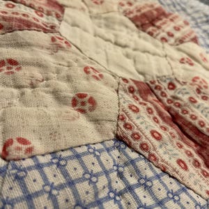 19th Century Hexagon Flower Crib Quilt | c.1870s | Hand Pieced | Blue Calico | 56” x 46” Bild 12