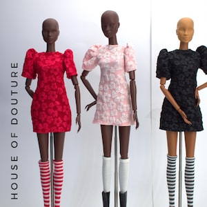 Puede incluir: Un juego de tres tazas de cerámica con un esmalte moteado de color crema. Cada taza presenta un diseño pintado a mano diferente: una hoja azul y verde, una flor amarilla y una baya roja. Las tazas tienen un diseño simple y moderno.