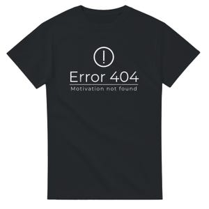 Könnte beinhalten: Schwarzes T-Shirt mit dem weißen Text "Error 404 Motivation not found". Das Design beinhaltet ein weißes Ausrufezeichen in einem Kreis. Ein lässiges Kleidungsstück.