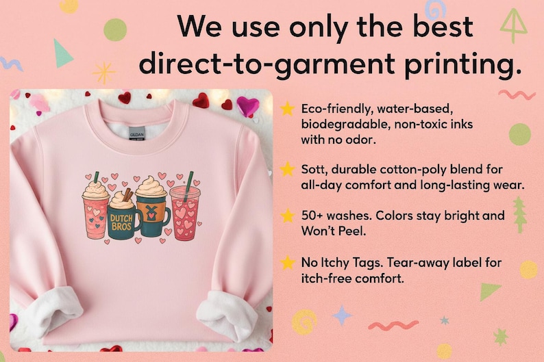 Puede incluir: Una sudadera rosa claro con un gr&aacute;fico de cuatro bebidas de caf&eacute; con crema batida y corazones. El texto "DUTCH BROS" est&aacute; en una de las tazas. La imagen tambi&eacute;n incluye texto sobre la impresi&oacute;n directa a la prenda.