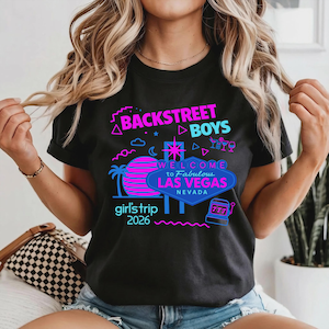 Puede incluir: Una camiseta negra con un gráfico de estilo neón con el texto BACKSTREET BOYS, WELCOME to Fabulous LAS VEGAS NEVADA y girl's trip 2026. El diseño incluye un letrero de Las Vegas, una palmera, una puesta de sol, copas de cóctel y una tragaperras.