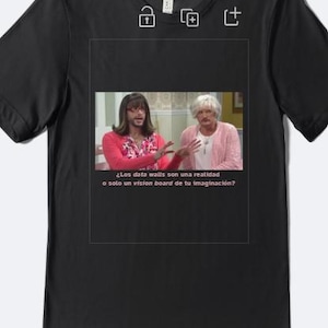 Può includere: T-shirt nero con un'immagine rettangolare che mostra due persone e testo in spagnolo. Il testo recita: "¿Los data walls son una realidad o solo un vision board de tu imaginación?"