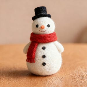 Pode incluir: Figura de boneco de neve artesanal com cartola preta e cachecol vermelho. O boneco de neve tem nariz de cenoura, olhos de botão pretos e três botões pretos. Decoração festiva para as festas de inverno.
