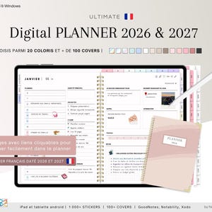 Peut inclure: Un agenda numérique pour 2026 et 2027 affiché sur un écran de tablette avec un stylet. L'interface présente une mise en page de calendrier français avec des liens cliquables, 558 pages et une option de couverture rose pour iOS, Android et Windows.