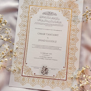 Puede incluir: Un certificado de boda formal con bordes dorados ornamentados y texto. El documento presenta escritura árabe en la parte superior, con texto en inglés debajo, incluidos nombres y una fecha. El certificado está en papel color crema.
