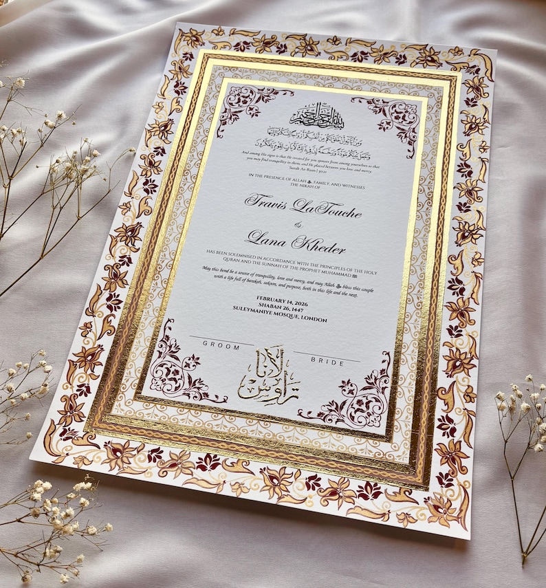 Może przedstawiać: Formalne zaproszenie ślubne ze złotą i bordową kwiatową obw&oacute;dką. Zaproszenie zawiera nazwiska "Travis La Touche" i "Lana Kheder" w eleganckiej czcionce. Tekst zawiera datę 14 lutego 2020 r. i lokalizację Suleymaniye Mosque, Londyn.