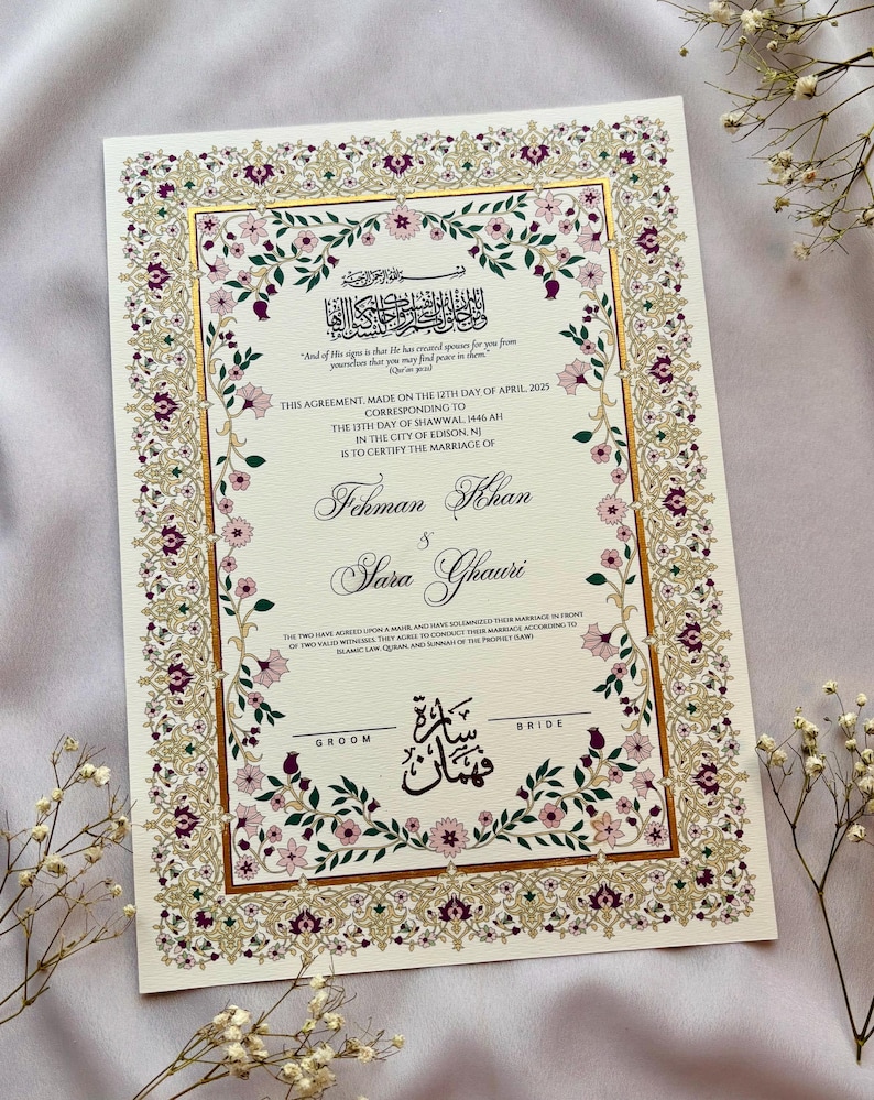 Puede incluir: Invitaci&oacute;n de boda marfil con borde dorado y floral. La invitaci&oacute;n incluye texto en ingl&eacute;s y &aacute;rabe, con los nombres 'Ichman Khan' y 'Sara Ghairi'. La fecha es el 12 de abril de 2025.