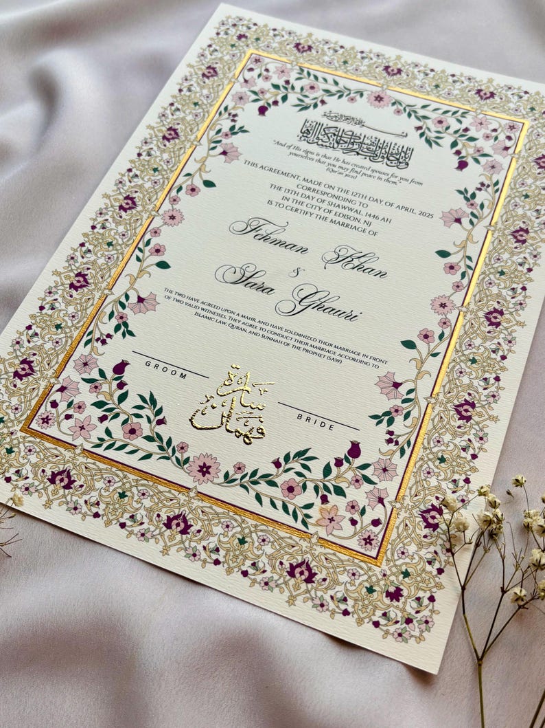 Puede incluir: Invitaci&oacute;n de boda marfil con detalles dorados y borde floral. La invitaci&oacute;n presenta los nombres "Fehman Khan" y "Sara Ghauri" en una escritura elegante, con texto en ingl&eacute;s y &aacute;rabe. El dise&ntilde;o incluye flores rosas y moradas.