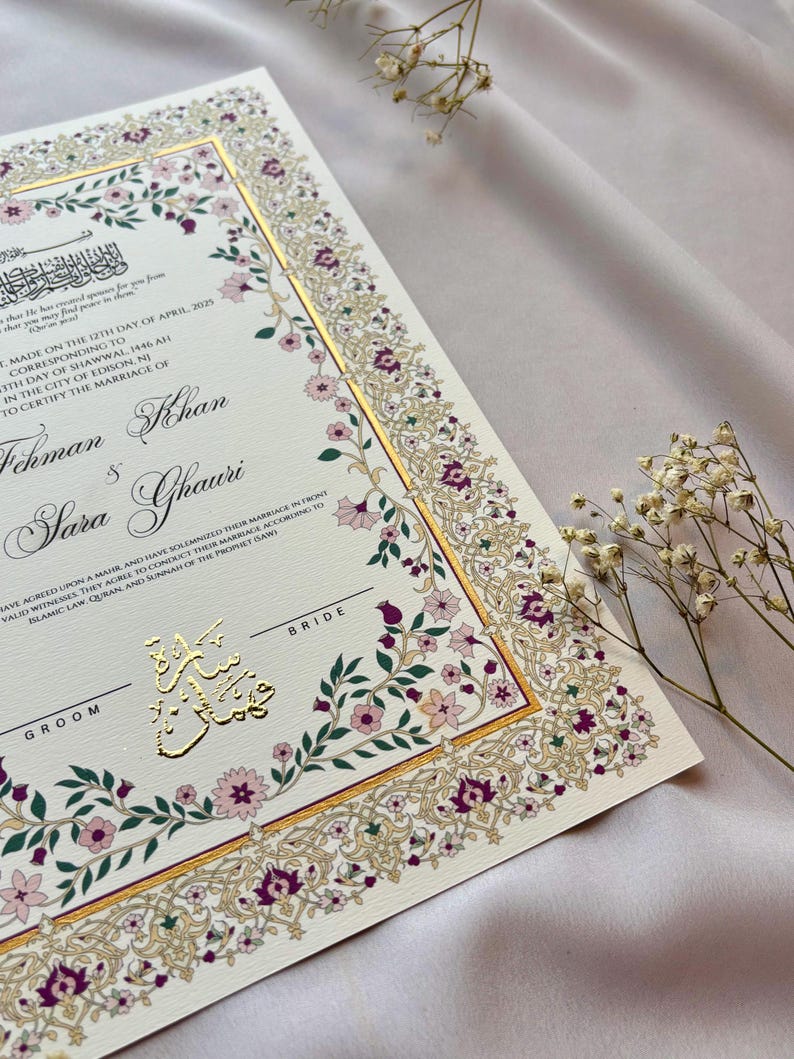 Puede incluir: Certificado de boda de color marfil con detalles en pan de oro y borde floral. El certificado incluye los nombres "Fehman Khan" y "Sara Ghauri", con texto en ingl&eacute;s y &aacute;rabe. Delicadas flores rosas y moradas adornan los bordes.