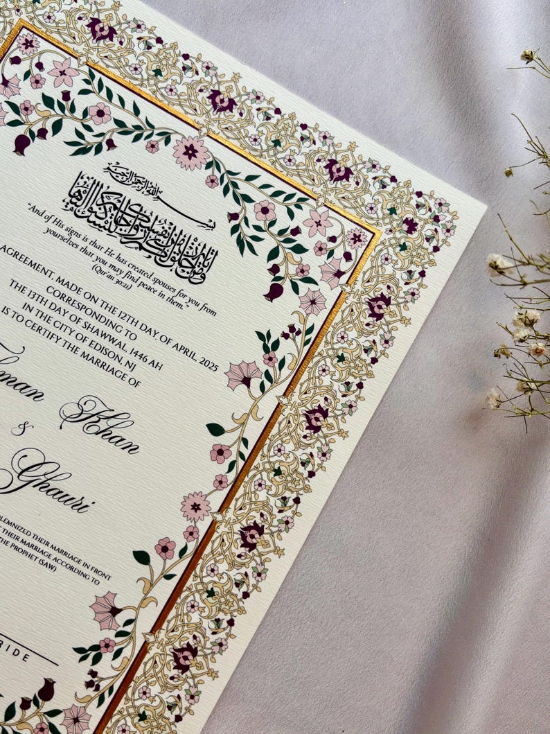 Puede incluir: Certificado de boda de color marfil con un borde floral ornamentado en oro, morado y rosa. El documento incluye caligraf&iacute;a &aacute;rabe y texto en ingl&eacute;s, con los nombres de la pareja y la fecha de la boda.