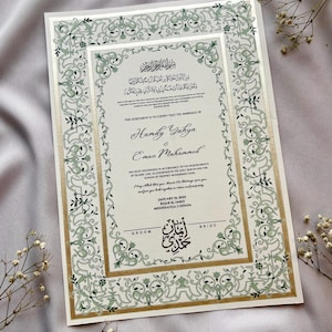 Puede incluir: Un certificado de boda formal con un borde floral verde y dorado adornado. Se muestran los nombres Hamdy Yahya y Eman Mahammed, junto con escritura árabe y la fecha del 16 de enero de 2025. El certificado está sobre un fondo crema.