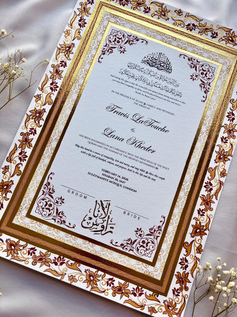Może przedstawiać: Eleganckie zaproszenie ślubne ze złotymi akcentami i ozdobnymi kwiatowymi obramowaniami. Zaproszenie zawiera nazwiska Travis La Touche i Lana Kheder, arabski skrypt oraz datę 14 lutego 2026.