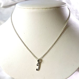Colar com pingente prateado inicial J