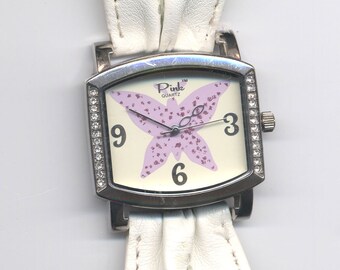 Roze dames quartzhorloge met vlinder: witte leren band