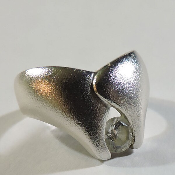 Sterling Silver Modern Design Ring w/clear Stone Size 6