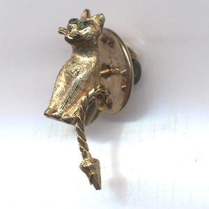 Elegant Gold-Tone Cat Green Eyed Lapel Pin