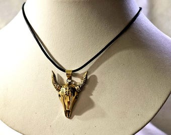 Goldener Büffelschädel Anhänger an Schwarzer Kordel