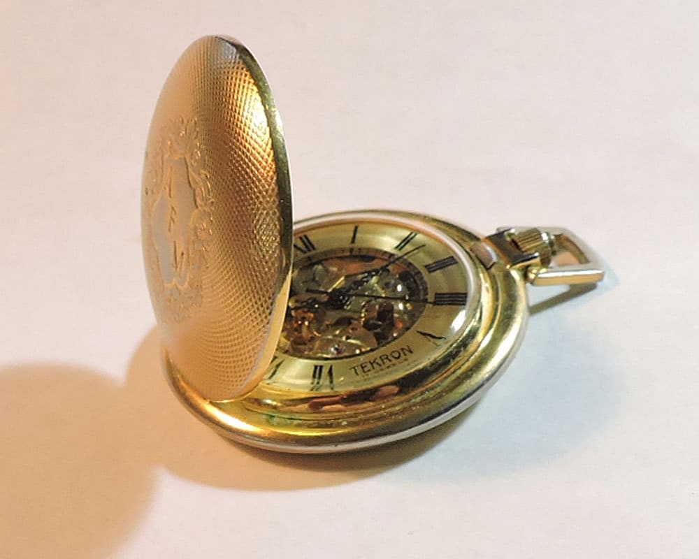 Vintage Tekron 17 Jewels Hunter Case Gold Toned Pocket Watch