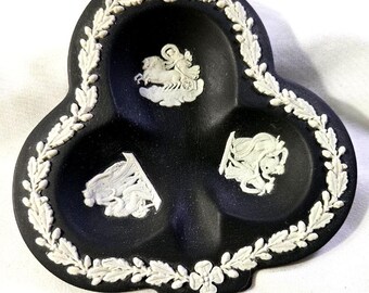 Wedgwood Jasperware Schale „Griechische Mythen“ mit Kleeblatt-/Keulenmotiv