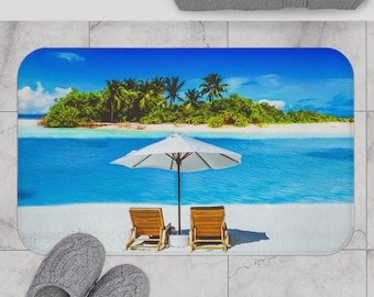 Tropische Strandszene Badematte | Island Umbrella Stühle Ocean Print