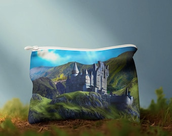 Pochette porta accessori con motivo castello fiabesco e paesaggio fantastico / Pochette con cerniera