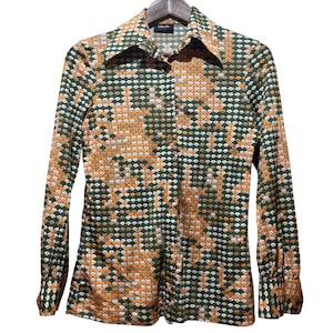 Könnte beinhalten: Eine weiße Keramik-Tasse mit schwarzem Henkel und dem Text "But First, Coffee" in schwarzer, handschriftlicher Schrift. Die Tasse steht auf einer weißen Oberfläche.