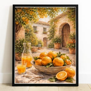 Puede incluir: Una impresión enmarcada representa una escena de patio soleado con un cuenco de naranjas, un vaso de zumo y una jarra. Las naranjas son de color naranja brillante y el zumo es de un color similar. La escena está ambientada en un patio mediterráneo.