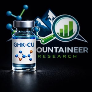 Puede incluir: Un pequeño vial de vidrio con tapa plateada, lleno de líquido azul. La etiqueta dice "GHK-CU" y presenta un diagrama de estructura molecular. El fondo incluye un logotipo con montañas y el texto "MOUNTAINEER RESEARCH".