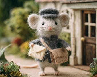 Topolino postino in feltro ad ago / Statuetta in miniatura di animale in lana, stili pirata, romano, soldato britannico