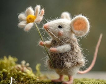 Topolino in feltro di lana che tiene in mano un fiore, giocattolo in miniatura ispirato al metodo Waldorf.