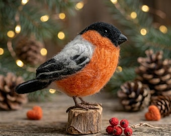 Ciuffolotto fatto a mano: decorazione artistica in feltro ad ago ispirata alla natura