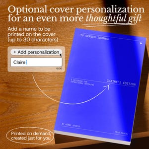 Op de afbeelding: Een blauw tv-serie journal met de tekst "Claire's Edition" en "A Notebook for Intentional Watching". Het journal heeft 120 pagina's en wordt op aanvraag gedrukt. De omslag kan worden gepersonaliseerd.