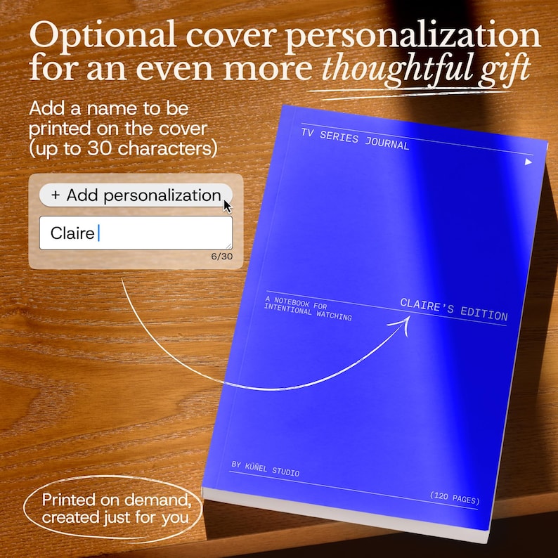 Op de afbeelding: Een blauw tv-serie journal met de tekst "Claire's Edition" en "A Notebook for Intentional Watching". Het journal heeft 120 pagina's en wordt op aanvraag gedrukt. De omslag kan worden gepersonaliseerd.