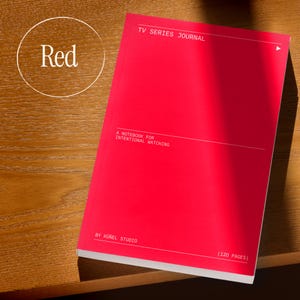 Op de afbeelding: Een felrood notitieboek met de tekst "TV SERIES JOURNAL" en "A NOTEBOOK FOR INTENTIONAL WATCHING." De kaft bevat ook "BY K&Uuml;&Ntilde;EL STUDIO" en "(120 PAGES)." Het notitieboek ligt op een houten oppervlak.