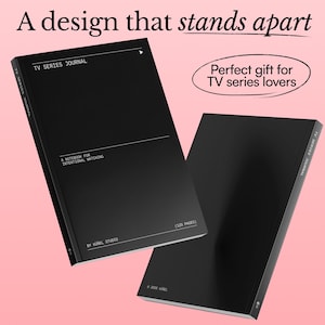 Op de afbeelding: Twee zwarte notitieboeken met de tekst "TV Series Journal" en "A Notebook for Intentional Watching". De notitieboeken hebben een minimalistisch ontwerp met witte tekst op een zwarte achtergrond. De tekst "A design that stands apart" staat bovenaan.