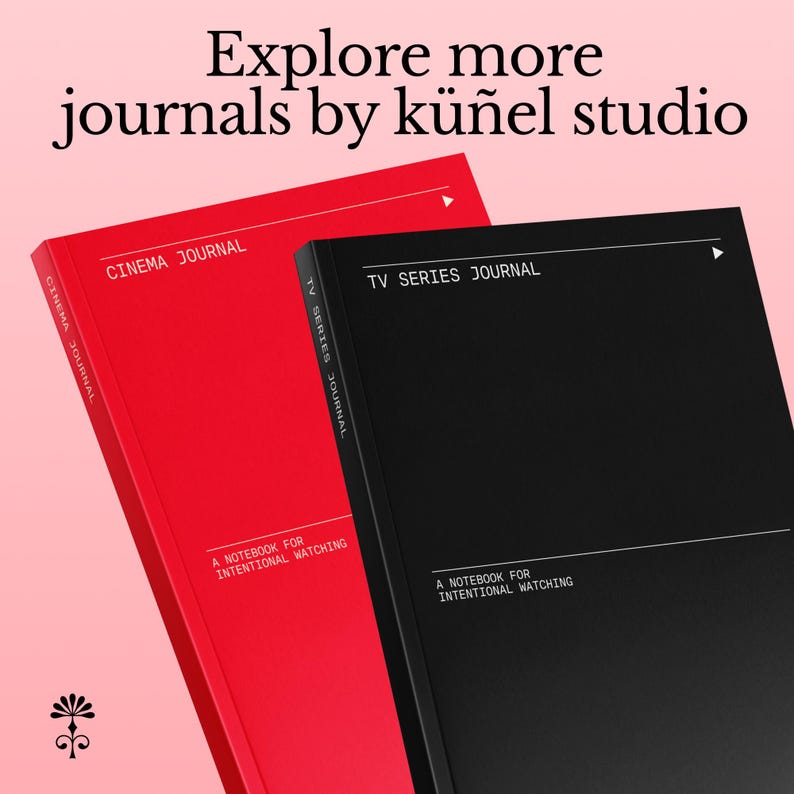 Op de afbeelding: Twee tijdschriften, &eacute;&eacute;n rode en &eacute;&eacute;n zwarte, worden getoond tegen een roze achtergrond. Het rode tijdschrift is voorzien van het label "CINEMA JOURNAL", en het zwarte tijdschrift is voorzien van het label "TV SERIES JOURNAL". Beide tijdschriften hebben de tekst "A NOTEBOOK FOR INTENTIONAL WATCHING."