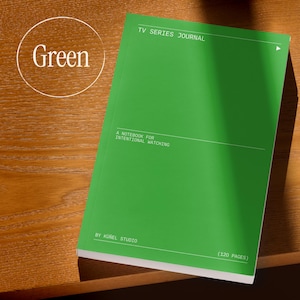 Op de afbeelding: Een heldergroen notitieboek met de titel "TV Series Journal" met de tekst "A Notebook for Intentional Watching" en "By K&uuml;&ntilde;el Studio". Het notitieboek heeft 120 pagina's en ligt op een houten oppervlak. Een witte cirkel met het woord "Green" staat linksboven.