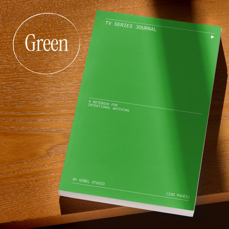 Op de afbeelding: Een heldergroen notitieboek met de titel "TV Series Journal" met de tekst "A Notebook for Intentional Watching" en "By K&uuml;&ntilde;el Studio". Het notitieboek heeft 120 pagina's en ligt op een houten oppervlak. Een witte cirkel met het woord "Green" staat linksboven.