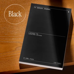 Op de afbeelding: Een zwart notitieboek met de titel "TV Series Journal" met de tekst "A Notebook for Intentional Watching" en "By K&uuml;&ntilde;el Studio". Het notitieboek heeft 120 pagina's en ligt op een houten oppervlak. Het woord "Black" staat in een witte cirkel.