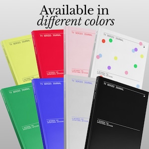Op de afbeelding: Een verzameling kleurrijke notitieboeken, elk met het label "TV Series Journal". De notitieboeken zijn verkrijgbaar in verschillende kleuren, waaronder geel, rood, roze, wit, groen, blauw en zwart. De tekst "Available in different colors" staat bovenaan.