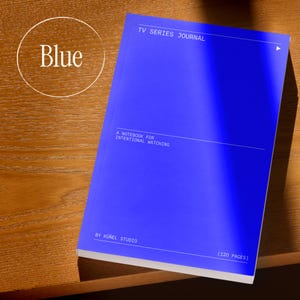 Op de afbeelding: Een helderblauwe notitieboek met de titel "TV SERIES JOURNAL" met de tekst "A NOTEBOOK FOR INTENTIONAL WATCHING" en "BY K&Uuml;&Ntilde;EL STUDIO". Het notitieboek heeft 120 pagina's en ligt op een houten oppervlak.