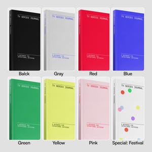 Op de afbeelding: Een verzameling notitieboekjes in verschillende kleuren: zwart, grijs, rood, blauw, groen, geel, roze en een speciale editie met gekleurde stippen. Elk notitieboekje heeft de tekst "TV Series Journal" en "A Notebook for Intentional Watching."