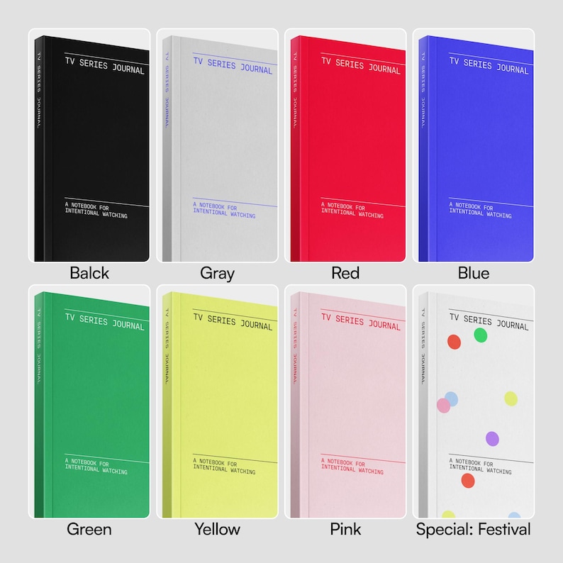 Op de afbeelding: Een verzameling notitieboekjes in verschillende kleuren: zwart, grijs, rood, blauw, groen, geel, roze en een speciale editie met gekleurde stippen. Elk notitieboekje heeft de tekst "TV Series Journal" en "A Notebook for Intentional Watching."
