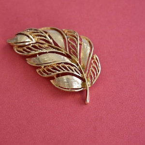 Vintage M Jent Blattgold Brosche Groß Verzierter Blattstift Handwerker Blumenbrosche Mitte des Jahrhunderts Kostümschmuck Geschenk