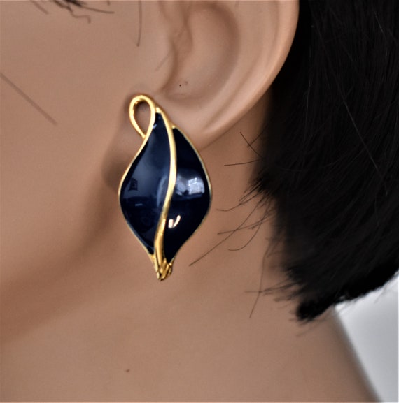 Vintage Navy blue Trifari stud earrings Gold Circ… - image 1