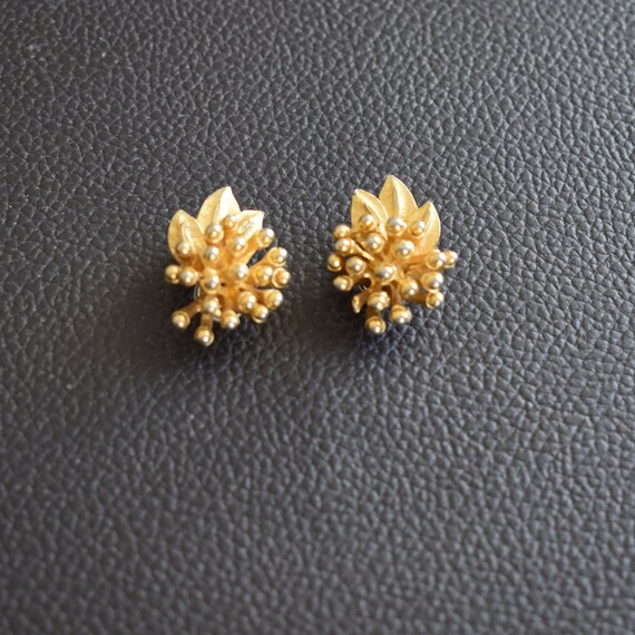 Vintage BSK earring Gold clip-on Mid-century non-… - image 4